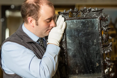 Phát hiện gương cổ của... nữ hoàng Pháp treo trong nhà vệ sinh