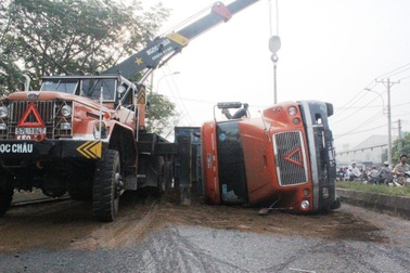 Xe đầu kéo lật ngang, tài xế đạp cửa thoát thân