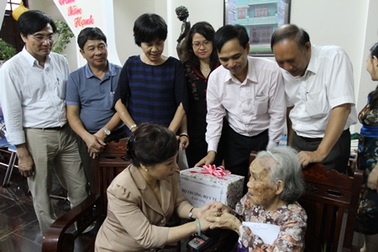 Bộ trưởng Y tế thăm mẹ Việt Nam anh hùng tại Đà Nẵng