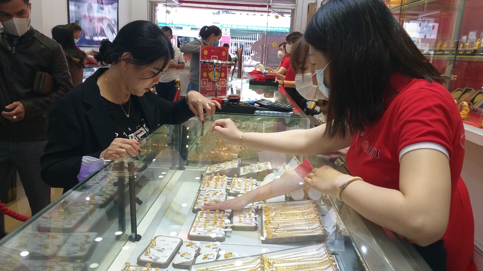 Sợ dịch Corona, các tiệm vàng trên cả nước vắng lặng trong ngày vía Thần Tài - 1 Sợ dịch Corona, các tiệm vàng trên cả nước vắng lặng trong ngày vía Thần Tài - 1