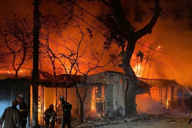 Dãy nhà tạm ở Hà Nội cháy ngùn ngụt