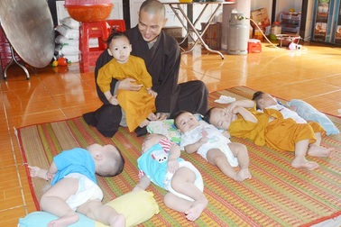 Trụ trì chùa cưu mang những đứa trẻ bị bỏ rơi