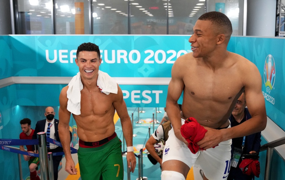 Mbappe cười mãn nguyện khi được đổi áo với thần tượng C.Ronaldo - 1 Mbappe cười mãn nguyện khi được đổi áo với thần tượng C.Ronaldo - 1