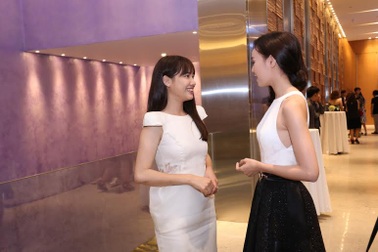 Lan Ngọc, Nhã Phương cười tít mắt trên sân khấu