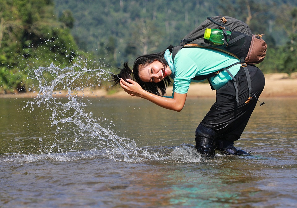 Hoa hậu H’hen Niê “hú hồn” vì bị trượt té khi thám hiểm hang Sơn Đoòng - 11