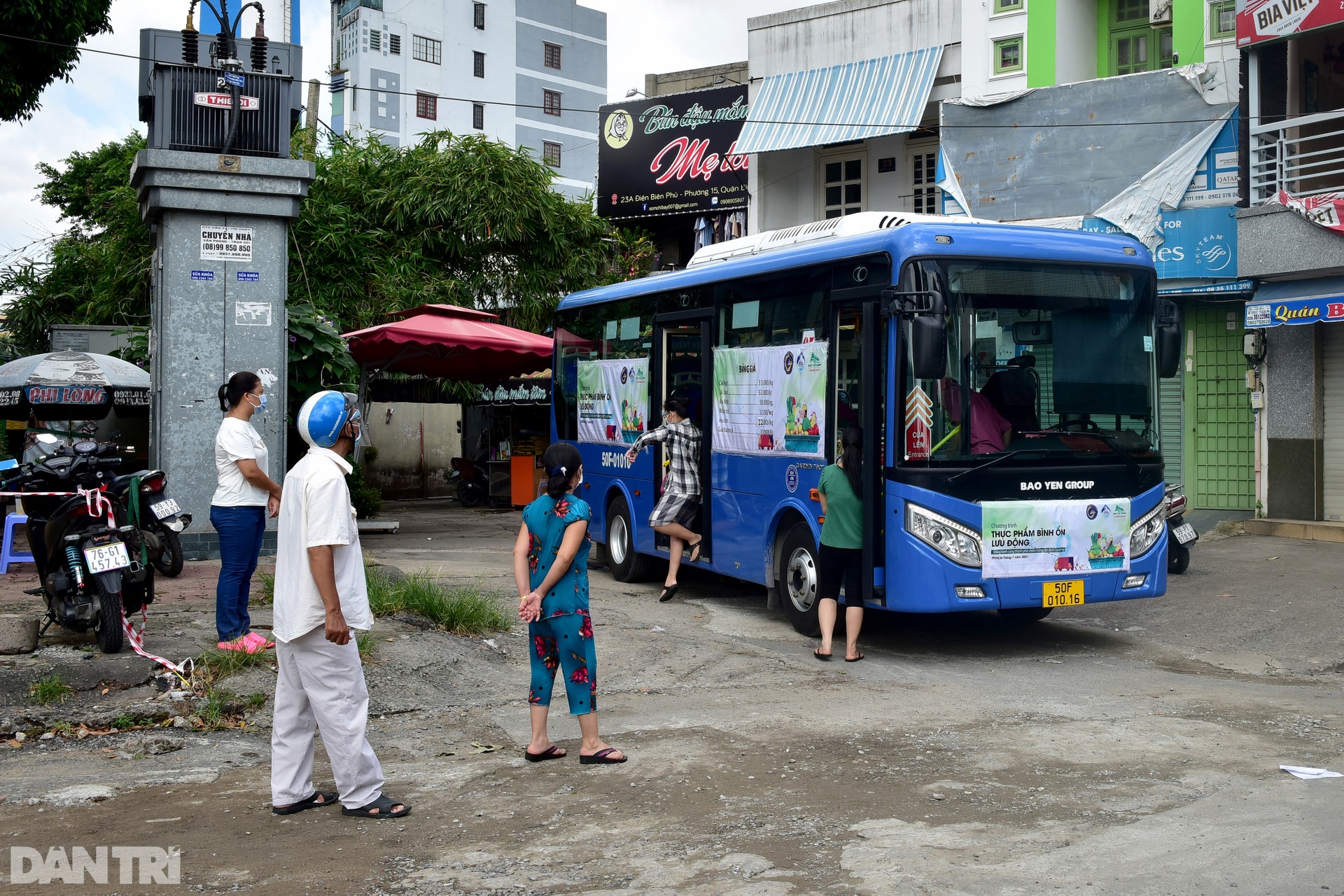 Biến xe buýt thành siêu thị dã chiến chở rau củ đi bán cho dân Sài Gòn - 1