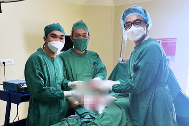 Người đàn ông tổn thương vùng kín vì quan hệ tư thế mới với vợ