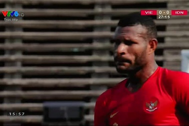 Cầu thủ hai đội nghỉ giải lao uống nước