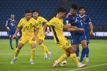 Malaysia thắng chật vật Nepal, dâng ngôi đầu bảng cho đội tuyển Việt Nam