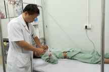 Nam sinh Hà Nội suýt mất tay vì pháo tự chế mua trên mạng