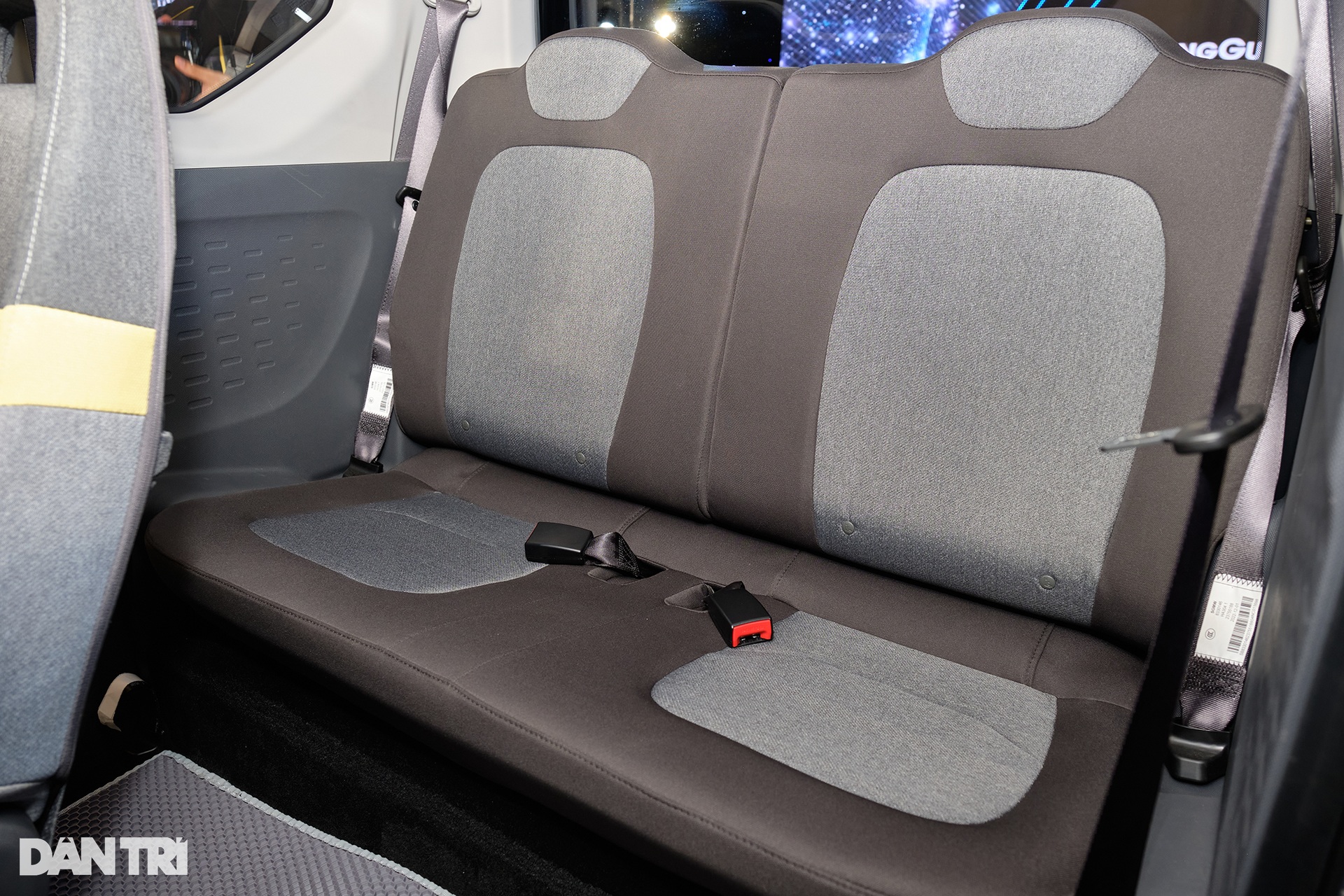 Giá bằng 3 chiếc Honda SH, ô tô điện mini có gì để thuyết phục khách Việt? - 19