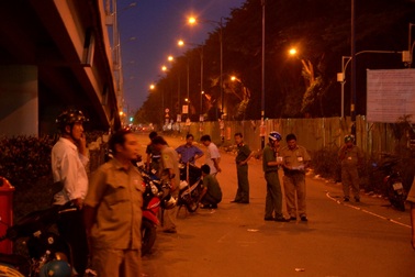 Một thanh niên bị đâm gục khi đang chờ đón bạn