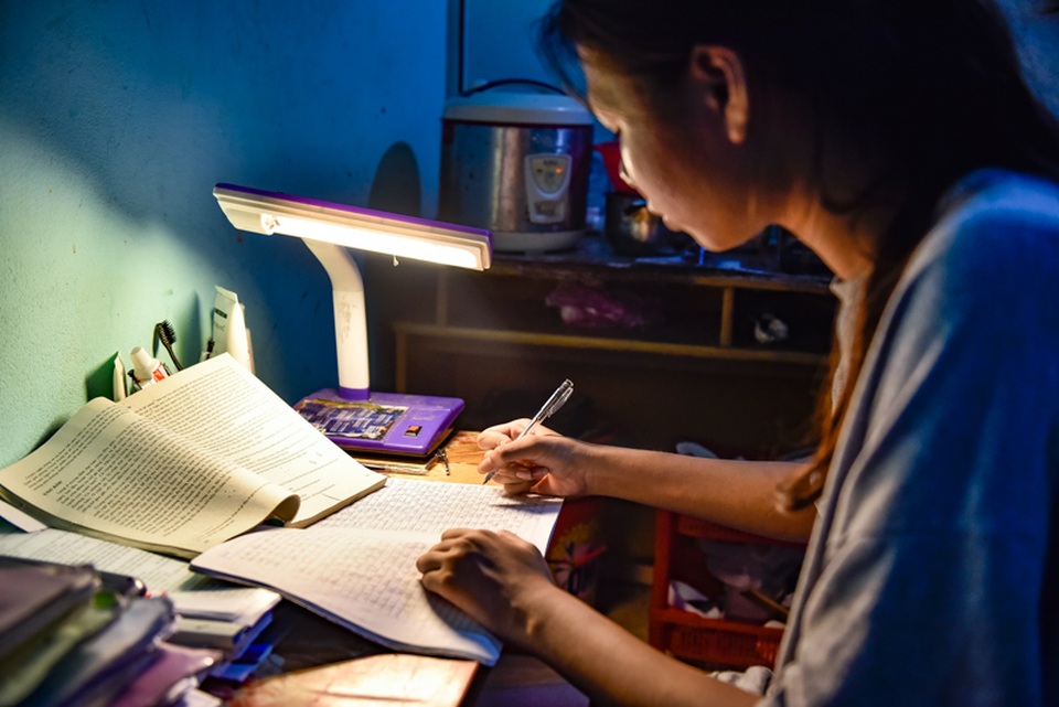 Sĩ tử vùng biên miệt mài ôn thi trong phòng trọ - 4 Sĩ tử vùng biên miệt mài ôn thi trong phòng trọ - 4