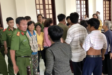 Khởi tố 2 người đuổi đánh kiểm sát viên ngay tại Toà