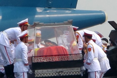 Xem lại hình ảnh linh cữu Đại tướng lên chuyên cơ rời Hà Nội