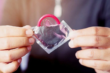 Bác sĩ hoảng vì nhiều Gen Z quan hệ từ lớp 8 lại dùng "áo mưa" sai