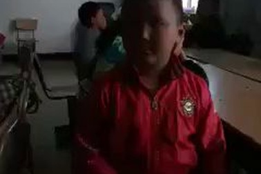 Hài hước em bé nhờ bạn giải toán giúp