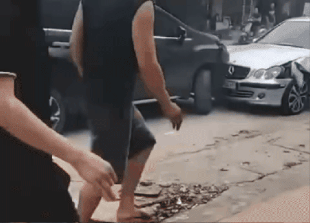 Tài xế Mercedes dùng ma túy rồi chở con gái, tông loạt ô tô đỗ ven đường - 2 Tài xế Mercedes dùng ma túy rồi chở con gái, tông loạt ô tô đỗ ven đường - 2