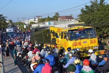 Xe tải đang chạy rơi bánh ra ngoài, giao thông hỗn loạn