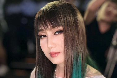 "Nữ hoàng ảnh lịch" Hiền Mai khoe nhan sắc không tuổi khi làm giám khảo