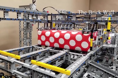 Chiếc máy gói quà tự động được lắp ráp hoàn toàn bằng Lego