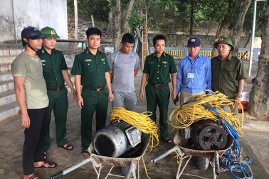 Bắt 2 tàu giã cào mang kích điện công suất lớn ra khơi