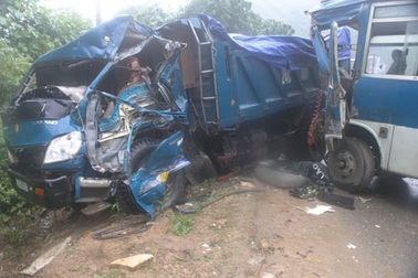 Xe khách đấu đầu xe tải, 2 tài xế nhập viện