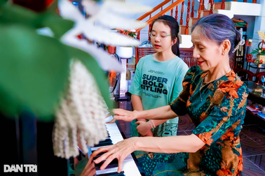 Cụ bà U70 ở Cần Thơ hát hay như "nuốt đĩa" gây "sốt" cộng đồng