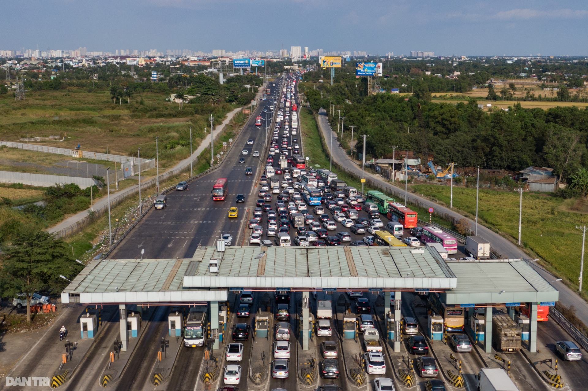 Người dân trở lại TPHCM, kẹt xe hơn 2km tại trạm thu phí Chợ Đệm - 1