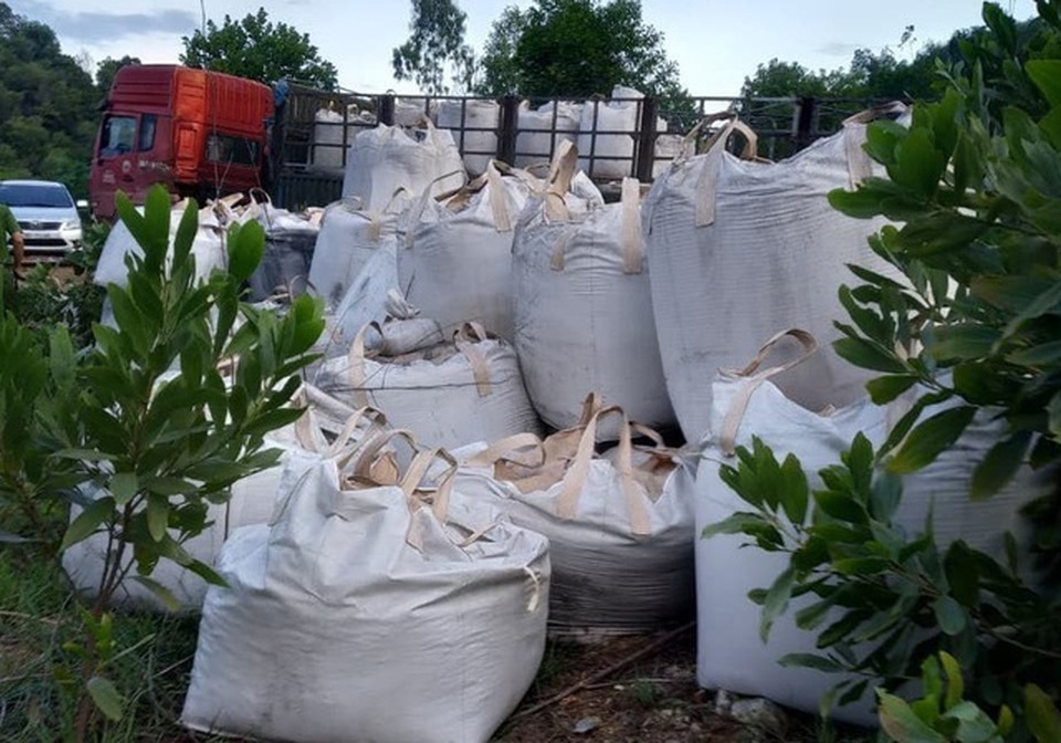 Xử phạt hai công ty chở chất thải từ Ninh Bình vào Thanh Hóa đổ - 1 Xử phạt hai công ty chở chất thải từ Ninh Bình vào Thanh Hóa đổ - 1