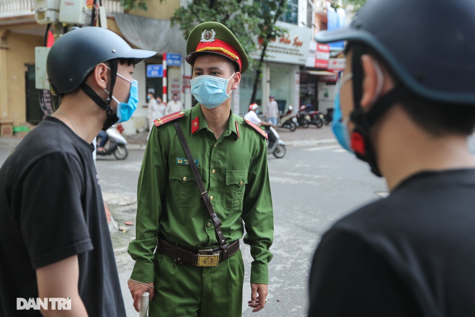Hà Nội: Xử phạt hàng loạt trường hợp không đeo khẩu trang nơi công cộng - 7 Hà Nội: Xử phạt hàng loạt trường hợp không đeo khẩu trang nơi công cộng - 7