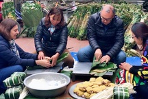 Đại sứ Peru học gói bánh chưng nhân dịp Tết