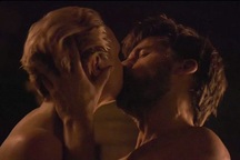 Cảnh “nóng” trong sê-ri phim ăn khách nhất lại gây tranh cãi