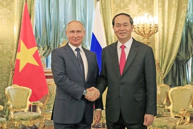 Chủ tịch nước Trần Đại Quang điện đàm với Tổng thống Nga Putin