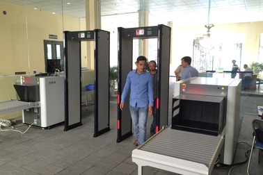 Vào trụ sở UBND TPHCM phải đi qua cổng từ, máy soi