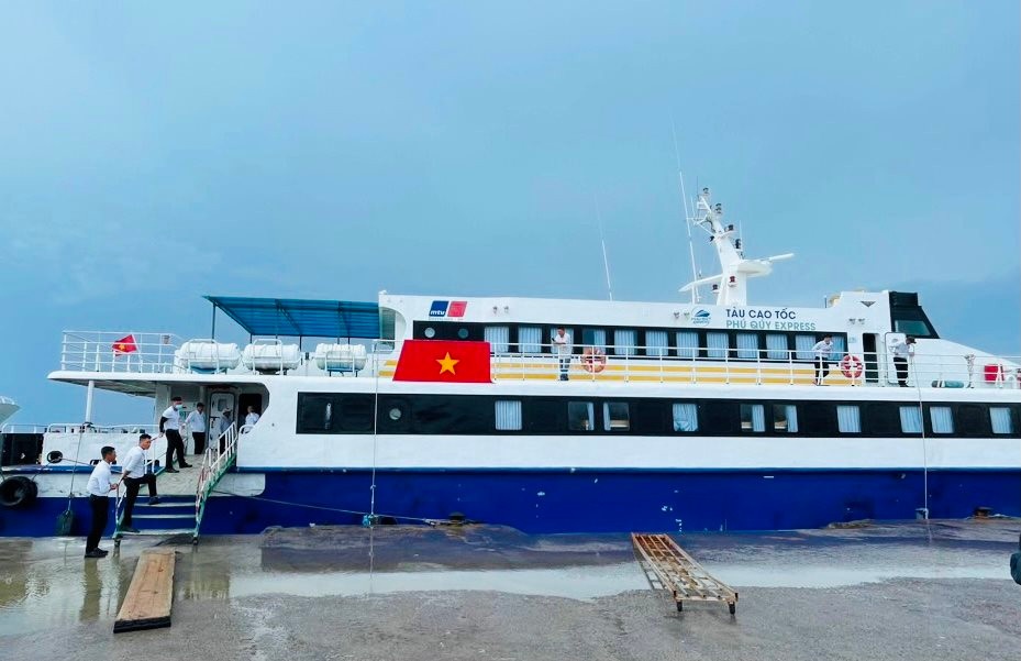 Helikopter membawa kertas ujian kelulusan SMA ke pulau Phu Quy dan Con Dao - 1 Trực thăng chở đề thi tốt nghiệp THPT ra đảo Phú Quý và Côn Đảo - 1