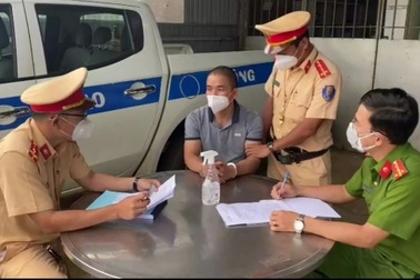 Đối tượng bị truy nã bỏ xe ô tô, chạy trốn vào vườn cà phê