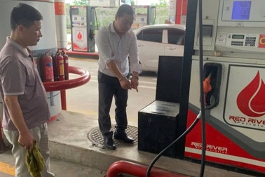 Đổ xăng phóng hỏa căn chung cư ở Hà Nội vì ghen tuông