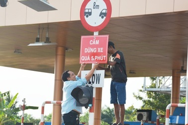 Các "điểm nóng" BOT đã cắm biển cấm dừng xe quá 5 phút