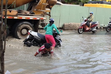 "Tình Sài Gòn" trong những ngày mênh mông nước ngập