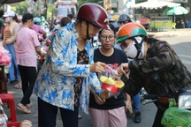 Kiếm 30 triệu đồng, người bán bánh vía Thần Tài vẫn... mếu