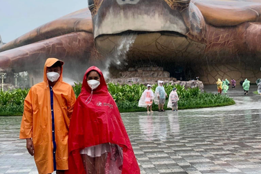 Du khách mắc kẹt tại Phú Quốc: Nằm trong khách sạn ngắm... mưa  bão