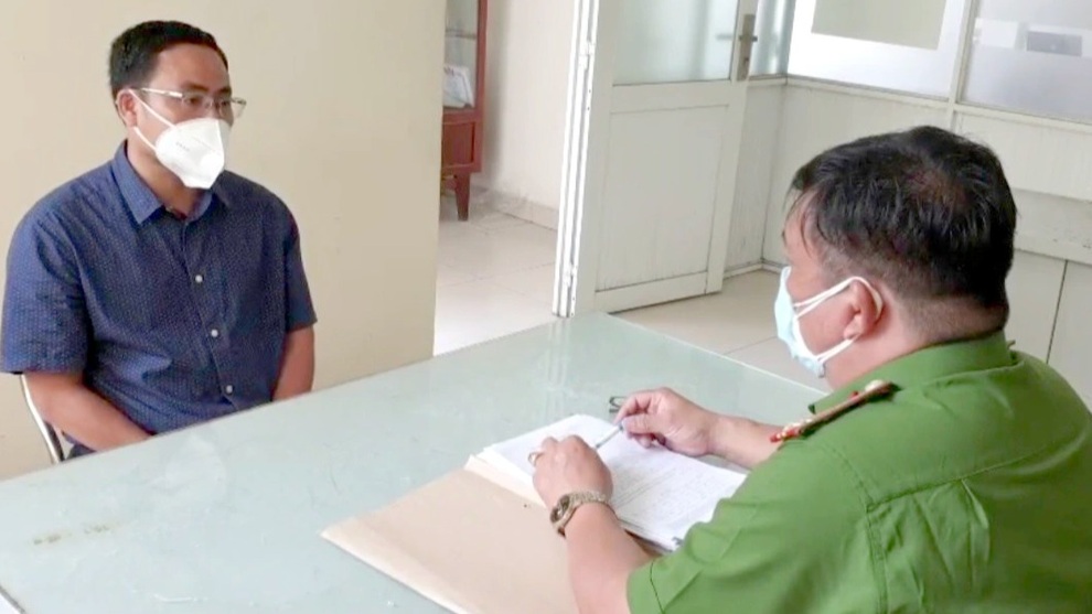Người tự xưng Ban chỉ đạo Quận 7 khai về chiếc thẻ hù dọa bảo vệ siêu thị - 1 Người tự xưng Ban chỉ đạo Quận 7 khai về chiếc thẻ hù dọa bảo vệ siêu thị - 1