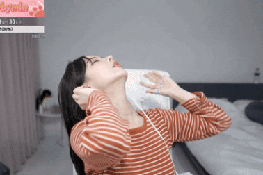 Ngồi livestream cảnh buộc tóc, hot girl kiếm được hơn 8 tỷ đồng