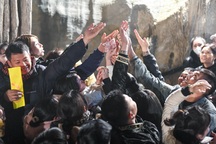 Muôn kiểu cầu may khi đi lễ chùa Hương: Hứng nước, xoa tiền, xin trúng số