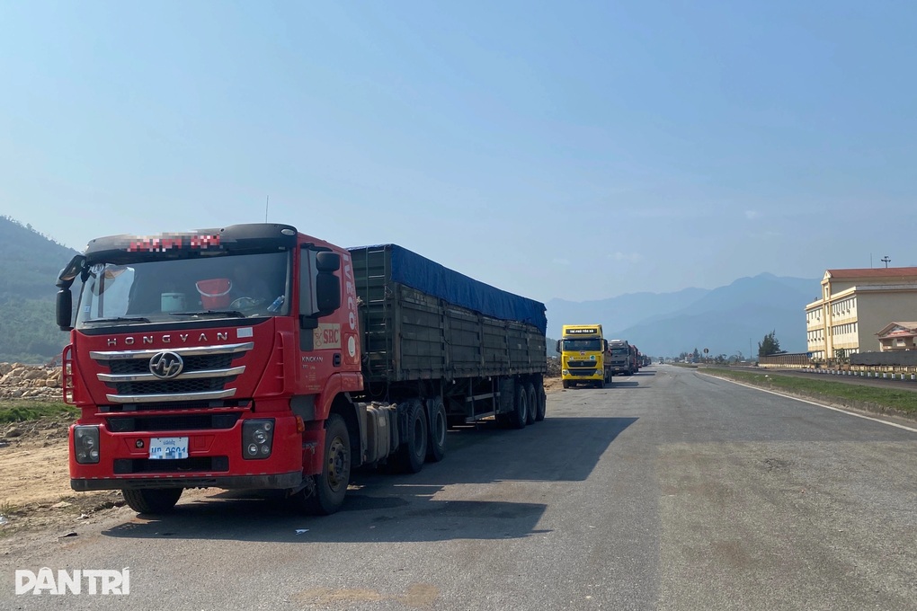 Xe chở than từ Lào về cảng Chân Mây giảm đột ngột khó hiểu - 2 Xe chở than từ Lào về cảng Chân Mây giảm đột ngột khó hiểu - 2