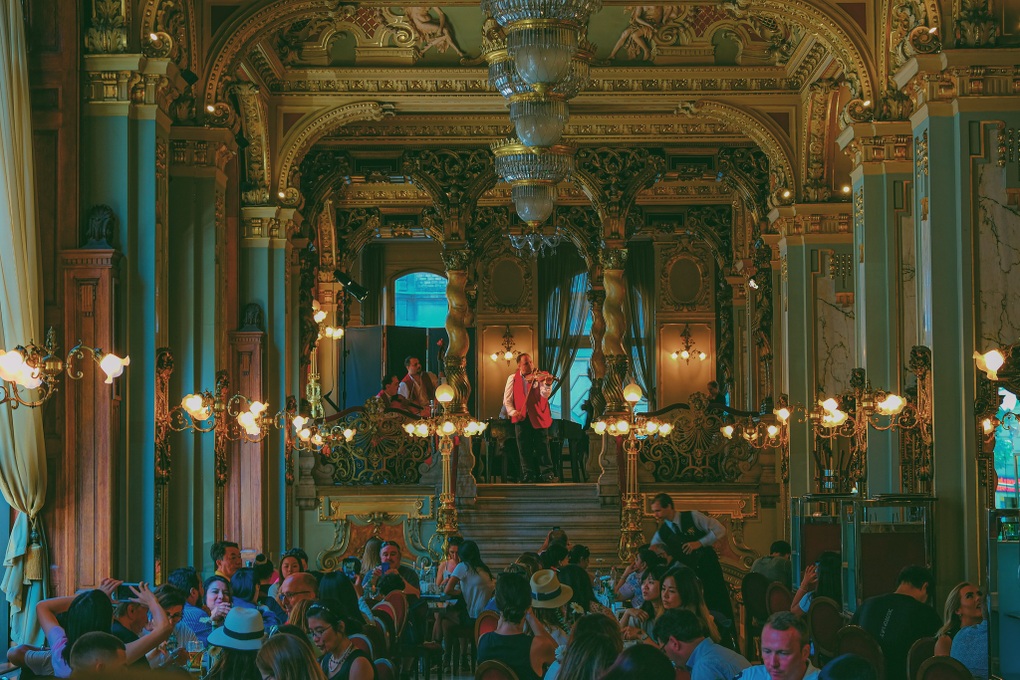 Khách Việt chi tiền triệu để được vào quán cà phê đẹp nhất thế giới - 4