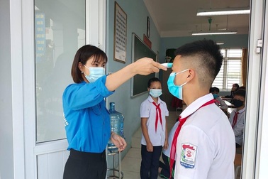 Thanh niên Thủ đô hỗ trợ biện pháp phòng dịch tại các trường học