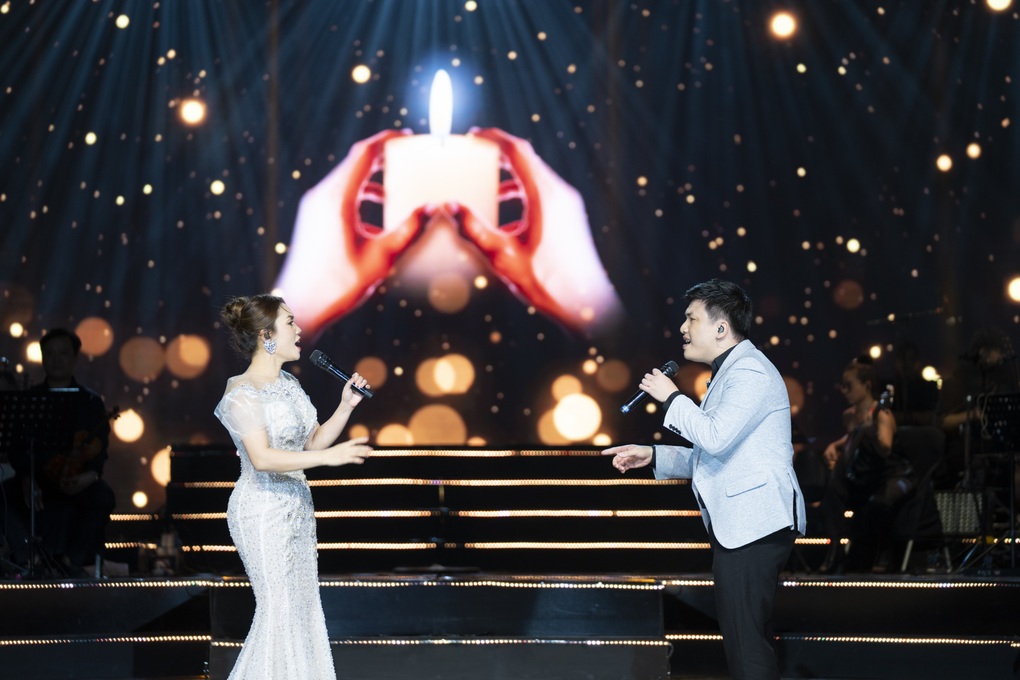 Nguyễn Ngọc Anh và Tô Minh Đức cưới trên sân khấu Con đường âm nhạc - 4 Nguyễn Ngọc Anh và Tô Minh Đức cưới trên sân khấu Con đường âm nhạc - 4