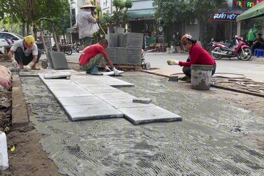 Lát đá vỉa hè tại Hà Nội dịp cuối năm